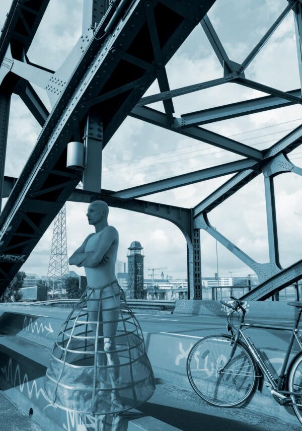Szene in Blau auf einer Brücke